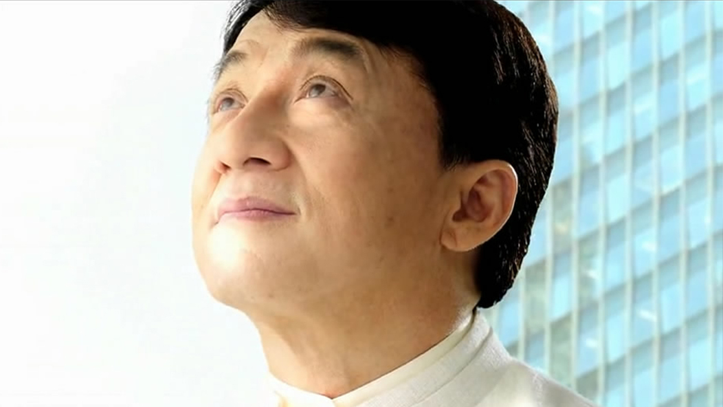 成龍?jiān)趶V告片拍攝現(xiàn)場(chǎng)